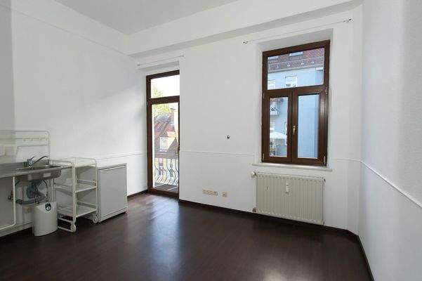 Küche mit Zugang zum Balkon