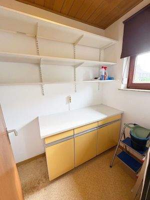 die angrenzende Speisekammer