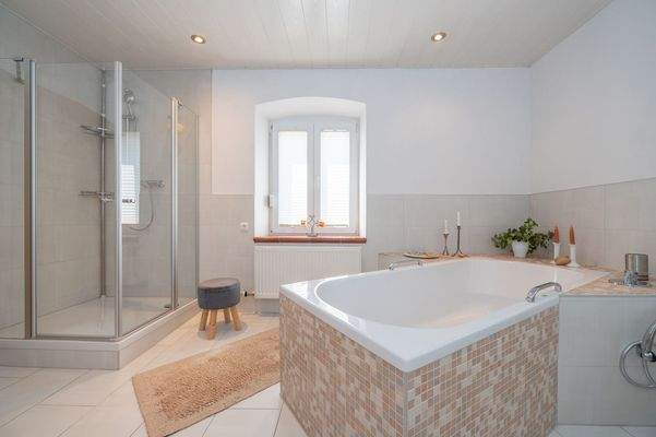 Bad mit Dusche und Badewanne