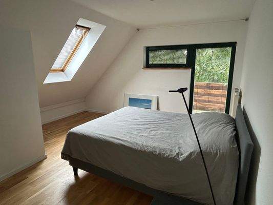 Schlafzimmer OG mit Zugang Balkon