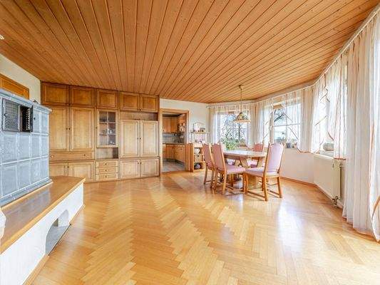 Ess- und Wohnzimmer mit Kachelofen