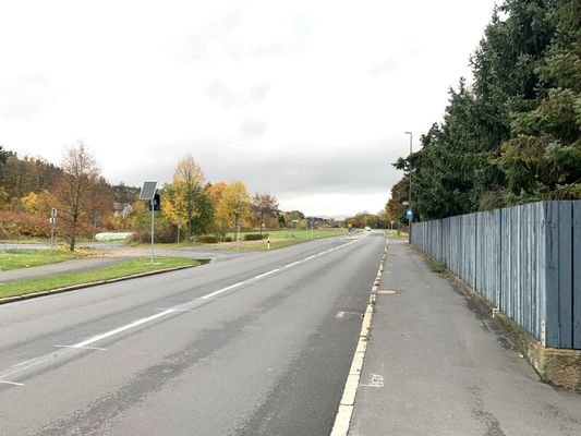 Blick in die Straße ortsauswärts