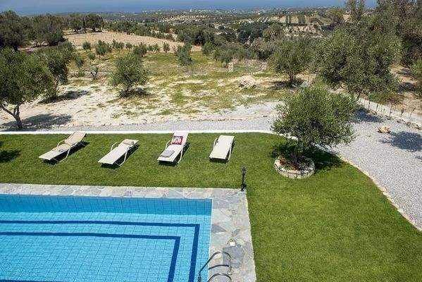 Kreta, Kirianna: Geräumige Villa mit Pool und Dachterrasse zu verkaufen