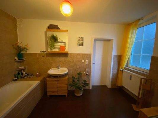 Bad mit Badewanne und WC Wohnung 1