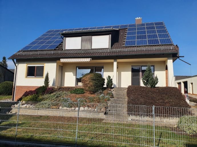 ZWEI-FAM-HAUS MIT LAGERHALLEN  IN OBERSCHWANINGEN!