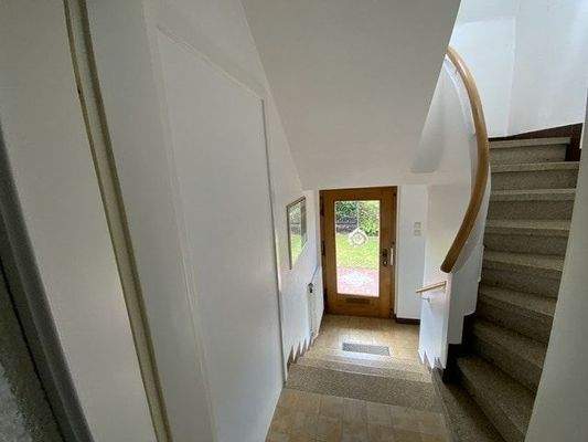 Haustür, Eingang und Treppe zum Dachgeschoss