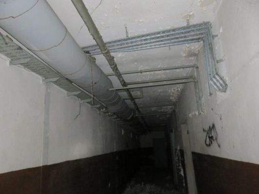 Kellerweg mit alten Versorgungsleitungen