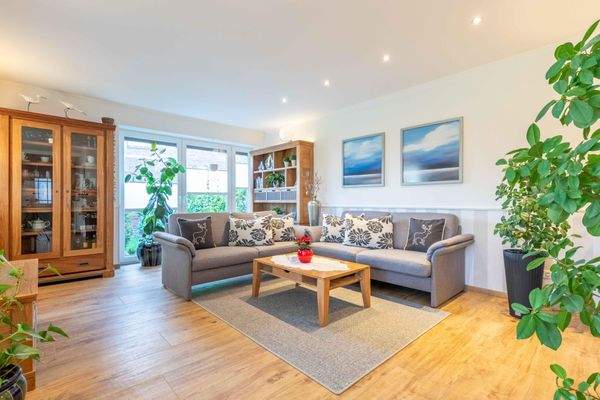 Offenes Wohnzimmer mit Fernsehecke