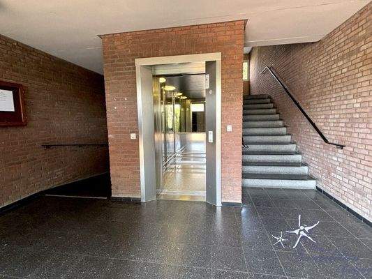 Hauseingang-Fahrstuhl