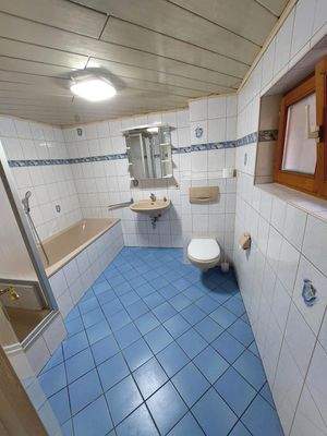 Bad mit Dusche und Badewanne