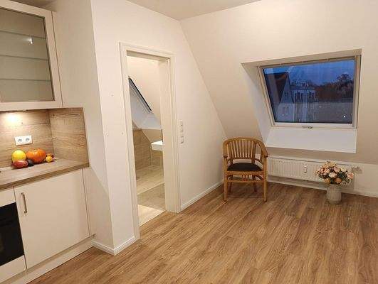 Wohnküche mit großem Fenster