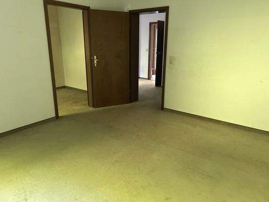 Erdgeschoss: Zimmer mit Blick zum Vorraum