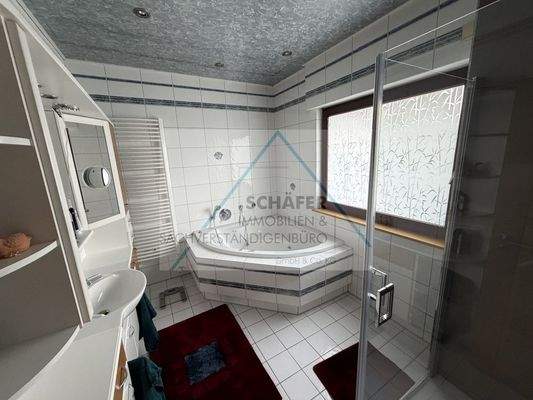 Bad mit Eckbadewanne