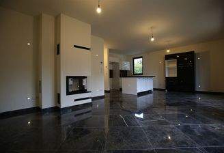 Wohnzimmer m. Kamin und Kücheninsel