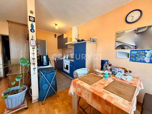 halboffene Küche mit Ausgang zum Balkon