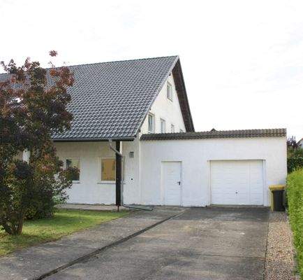 Haus mit Garage und Durchgang