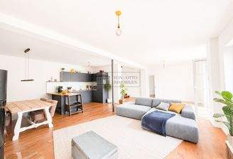 Großes, helles Wohnzimmer