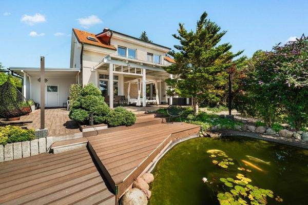 Rückansicht mit Karpfen-/Badeteich