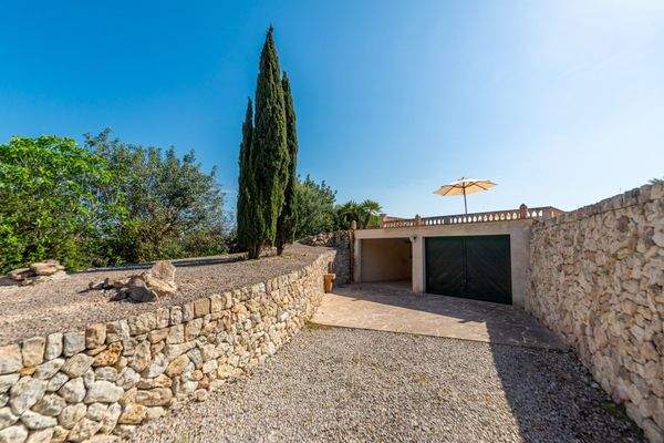 Doppelgarage auf der Rückseite des Grundstückes