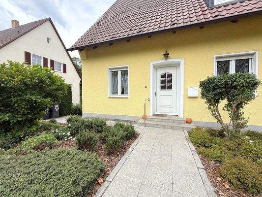 gepflegter Vorgarten mit Hauseingang