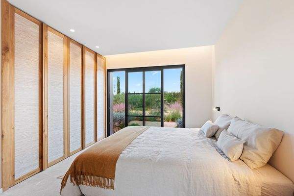 Schlafzimmer im Untergeschoss mit Zugang zum Garten