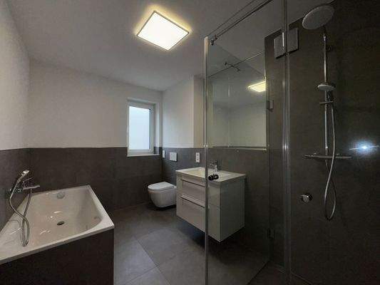 1st floor: Full bathroom