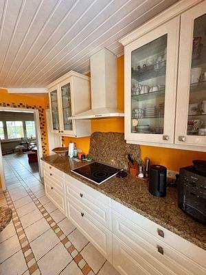 Der Küchenbereich mit der Einbauküche