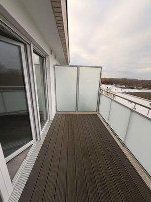 Moderner Balkon mit Glasgeländer