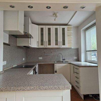 offene geräumige Einbauküche zum Wohnbereich.jpg