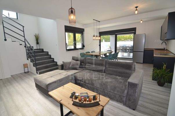 Das gesamte Interieur ist stilvoll möbliert