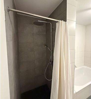 Moderne Dusche und Badewanne