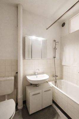 Badezimmer -Möbel mit KI entfernt -