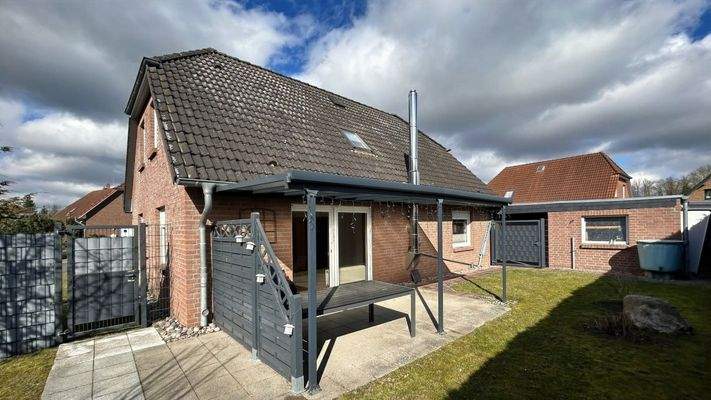 Hinteransicht mit Terrasse