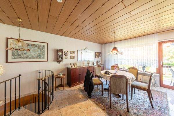 Essbereich mit Wendeltreppe zum Gartengeschoss