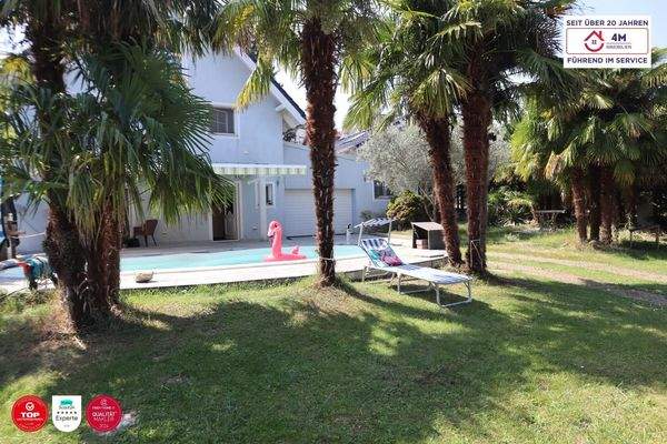 Garten – Vorderseite mit Palmenhaus