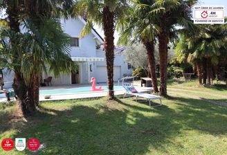 Garten – Vorderseite mit Palmenhaus