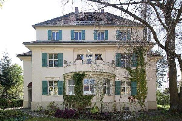 Vorderseite Villa vor Sanierung.jpg