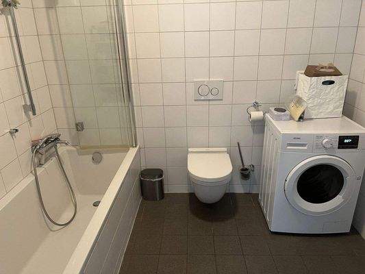 Innenliegendes Bad mit Badewanne