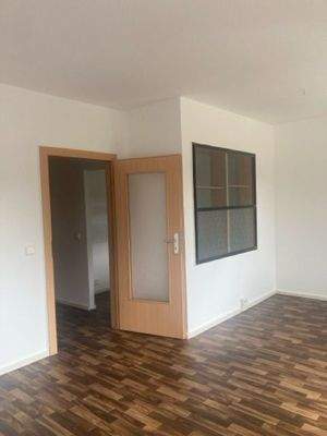 Wohnzimmer mit Blick auf Durchreiche