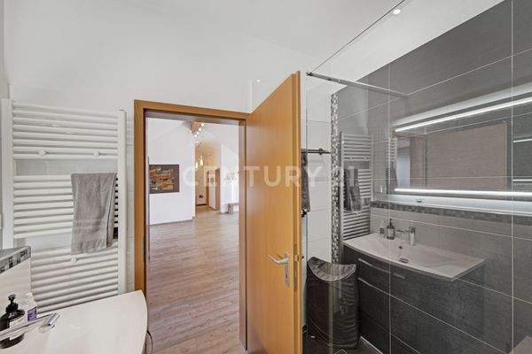 Duschbad mit großer Dusche