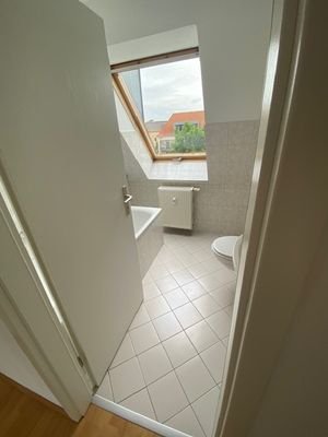 Bad mit Fenster Luchbergstraße 3.jpg