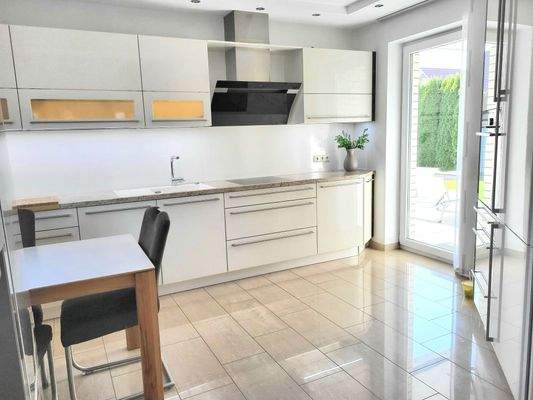 Neuwertige Küche mit Marmorarbeitsplatte 