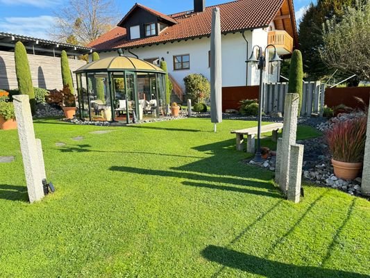 Garten mit Pavillon