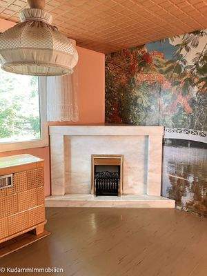 Zimmer mit Kamin