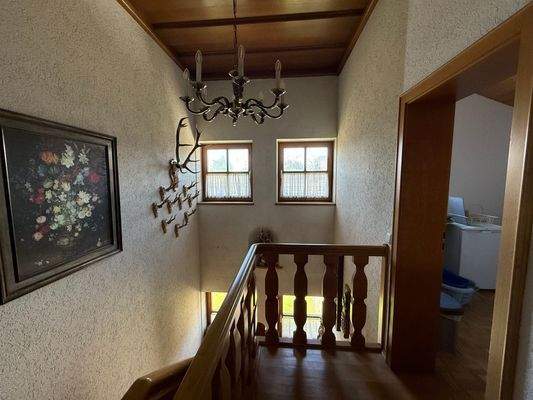 offener Flur mit großen Fenster 