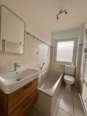 Bad mit Badewanne und Fenster