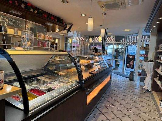 Verkaufstheke mit Eistruhe