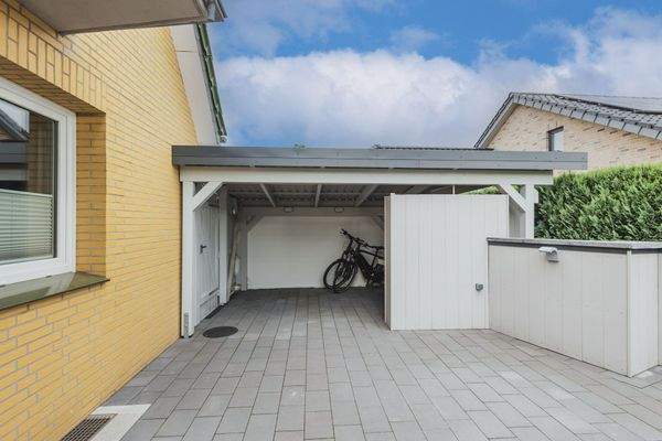 Hofeingang und Unterstand 