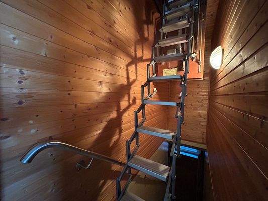elektrisch betriebene Treppe zum Dachboden