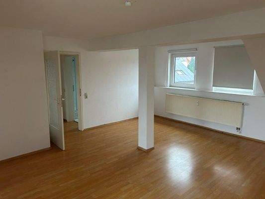 3 Wohnung DG links Wohnzimmer.jpg